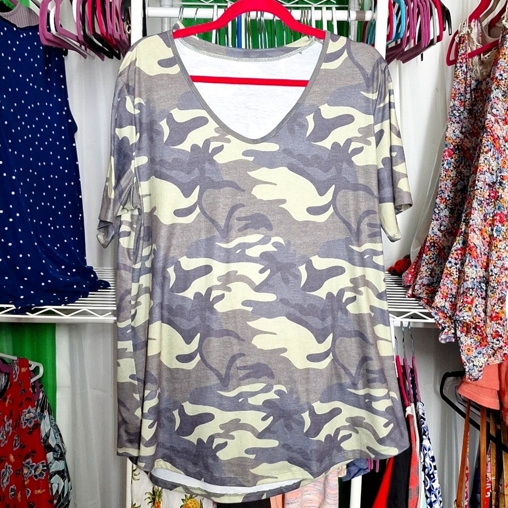 CAMO V-NECK T-SHIRT SIZE XL